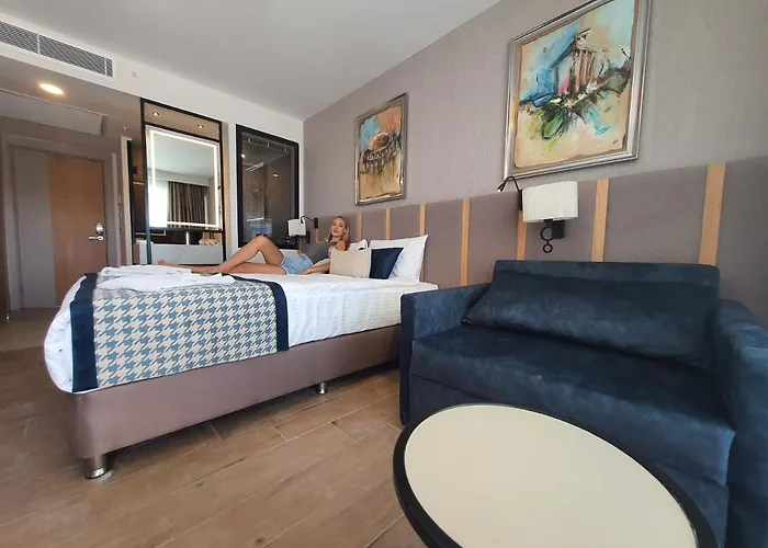 Sunthalia & Ultra Adults Only Party 5*